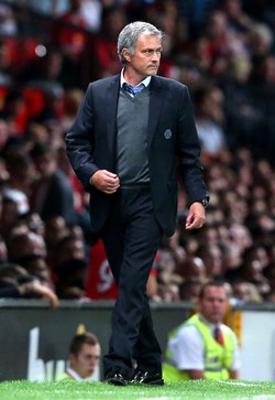 Mourinho berdiri di pinggir lapangan, memberikan instruksi pemain-pemainnya. Ini adalah kali pertama Mourinho menghadapi MU tidak dilatih Alex Ferguson, melainkan David Moyes. Getty Images/Alex Livesey.