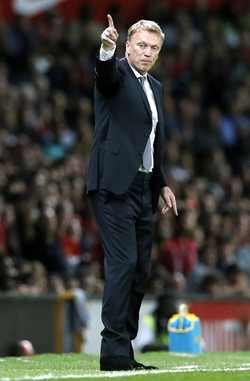 Moyes memberikan instruksi kepada para pemain Manchester United. Walaupun tidak menang, setidaknya Moyes belum menelan kekalahan dari tiga pertandingan pertamanya di Liga Inggris bersama MU. Reuters/Phil Noble.