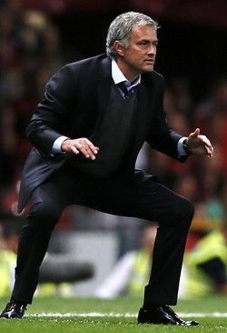 Gaya Mourinho mengawal permainan para pemain Chelsea. Reuters/Phil Noble.