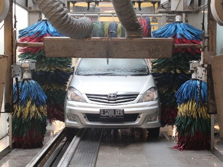 Awas, Selalu Ikuti Petunjuk Petugas Car Wash Robotic