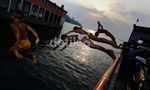 Bocah Penangkap Koin Pelabuhan Parapat