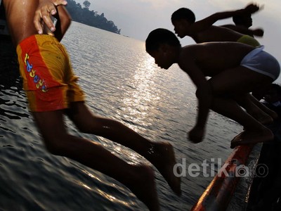 Bocah Penangkap Koin Pelabuhan Parapat