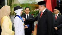 Presiden SBY melantik lulusan Institut Pemerintahan Dalam Negeri (IPDN) 2013.