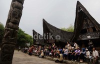 Objek yang sangat menarik di Pulau Samosir adalah pentas tari di museum Huta Bolon Simanindo.