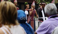 Pentas tari di museum Huta Bolon Simanindo di Pulau Samosir masih menjadi daya tarik yang unik dan pantas dijual ke wisatawan mancanegara.