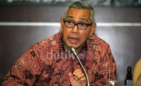 Ia datang menggunakan batik merah, dan terlihat masih enerjik.