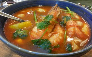 Thai Alley: Jajan Tom Yam dan Pad Siew dalam Suasana Jalanan Thailand