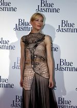 Gaun Eksentrik Cate Blanchett