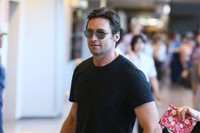 Hugh Jackman tampil tanpa kumis dan jenggotnya. Ken Ishii/Getty Images.