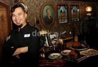 Dhani mengaku punya cukup banyak koleksi barang terbuat dari kayu yang usianya tua. Gus Mun/detikHOT.