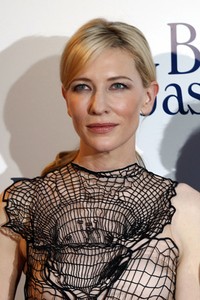 Mengenakan gaun berwarna krem karya Christopher Kane dengan detail pola rumit seperti jaring, Cate Blanchett tampil percaya diri. REUTERS/Charles Platiau.