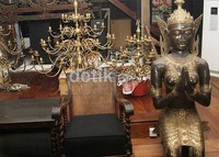 Ada macam-macam, ada tempat tidur Jawa tua, di rumah saya yang lama itu kolonial, kalau di sini kolonial Jawa, ada patung Hindu sama barang-barang tua, katanya. Gus Mun/detikHOT.