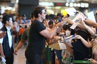 Hugh Jackman juga menyapa para fans dengan memberikan tanda tangannya. Ken Ishii/Getty Images.