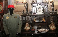 Rata-rata benda tua berbau mistis. Saya punya meja tua dari Belanda di lantai tiga. Dulu dikembalikan mulu sama yang beli karena ngajak ngobrol terus setiap Jumat, tuturnya. Gus Mun/detikHOT.