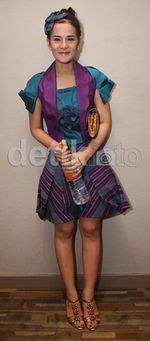 Senyum Manis Astrid Tiar