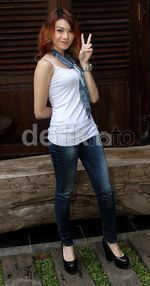 Dara The Virgin Seksi dengan Tank Top Putih