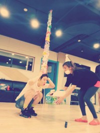 Jo Kwon meniup lilin kue ulang tahunnya. (Twitter)