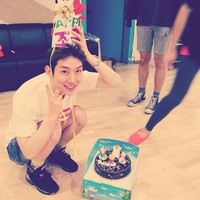 Jo Kwon dan kue Pororo-nya. (Instagram)