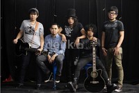 Grup band yang digawangi Zian (vocal), Randy (gitar), Azis (gitar), Ebi (bass) dan Rama (drum) itu pecinta lagu menye-menye.