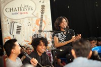 Tema cinta apapun itu selalu mengikuti perkembangan sekarang. Tapi tetap sound tidak boleh dihilangkan, ujar sang vokalis Zian.