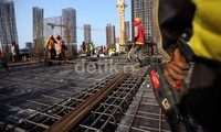 Para pekerja sedang mengerjakan pembangunan proyek apartemen Setiabudi Sky Garden di Jakarta Selatan, Selasa (27/8/2013) kemarin.