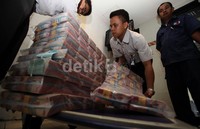 Utang luar negeri pemerintah, bank sentral, dan swasta per Juni 2013 sebesar 257 ,98 miliar dollar AS. Dengan nilai tukar rupiah pada Kamis (22/8/2013) Rp 10.795 per dollar AS, maka utang itu setara Rp 2.784 triliun.