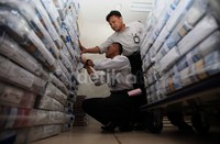 Sekretaris Komite Ekonomi Nasional (KEN), Aviliani menilai Bank Indonesia perlu melakukan stabilisasi nilai tukar agar tak terdepresiasi lebih dalam dan beban utang semakin membesar.