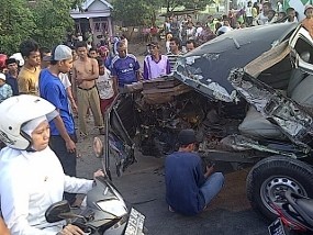 Pick Up Dihantam Kereta, Tiga Orang Kritis