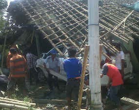 Hindari Penyeberang Jalan, Xenia Seruduk Rumah Warga