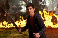 Percy Jackson (Logan Lerman), seorang manusia setengah dewa sekaligus putra dari dewa penguasa lautan Poseidon.  Twentieth Century Fox Film Corporation.