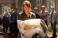 Ini dia sosok Golden Fleece yang sedang dibawa oleh Clarisse La Rue (Leven Rambin) yang merupakan putri dari dewa perang Ares. Twentieth Century Fox Film Corporation.