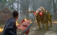Percy Jackson terlihat berjibaku dengan seekor banteng robot raksasa, saat kamp di serang. Twentieth Century Fox Film Corporation.