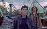 Percy Jackson dan saudara tirinya Tyson berada di sebuah taman hiburan bernama Circeland. Twentieth Century Fox Film Corporation.