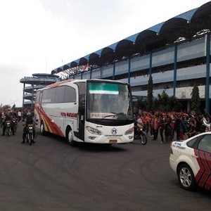 Demi Keamanan, Suporter Persija dan Persib Masuk Stadion Secara Terpisah