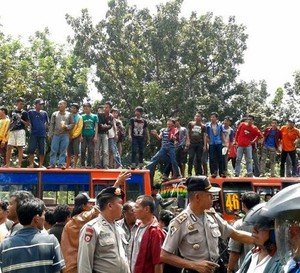 Bertahan Tunggu Jokowi, Massa Metro Mini Nyanyi Bengawan Solo