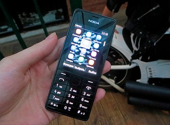Meski serius di segmen smartphone dengan OS Windows Phone, kehadiran Nokia 515 menegaskan Nokia masih berharap banyak pada pasar feature phone. (kredit foto: bmf.ru)