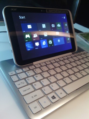 Daya tarik lain yang dimiliki tablet 8 inch Windows 8 pertama di dunia ini adalah sebuah aksesoris keyboard yang didapat bersama paket penjualannya.