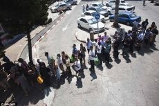 Khawatir Diserang Suriah, Warga Israel Ramai-ramai Mengantre Masker Gas