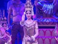 Acara kabaret ini berlangsung dua kali sehari yaitu pukul 19.15 dan 21.00 waktu setempat. Tiket masuknya mulai dari USD 20-45 (Rp 212-526 ribu) (Merry/detikTravel)