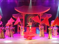 Selain show kabaret, ada juga penampilan tarian tradisional Kamboja. Namun tentu saja masih dalam balutan glamour (Merry/detikTravel)