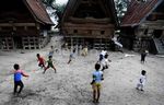Keceriaan Anak-anak Kampung Ulos