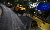 Pengaspalan jalan negara dilakukan untuk memperlancar arus lalu lintas Medan-Aceh.