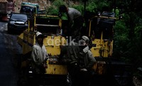 Sejumlah pekerja melakukan pengaspalan.