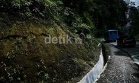 Jalur Medan-Aceh ini memiliki tebing dan jurang yang dalam. Untuk mencapai Danau Toba para wisatawan biasanya melewati jalan tersebut.