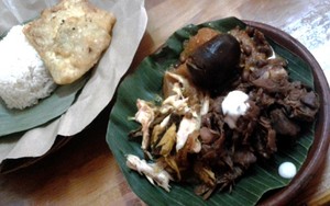 Lesehan Gudeg Bu Sum: Sedep Mantep Menyuap Gudeg Komplit Plus Tempe Mendoan