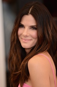Sandra Bullock tetap mempesona.  Ian Gavan/Getty Images.