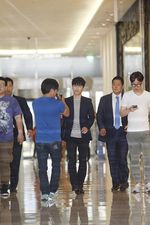 Gelar Fan-signing, Seungri Bigbang Tebar Senyuman