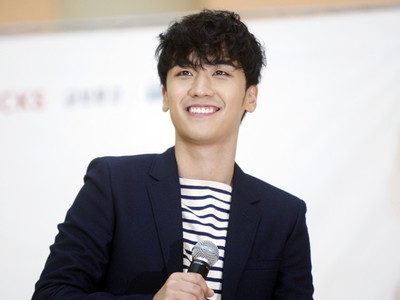 Gelar Fan-signing, Seungri Bigbang Tebar Senyuman