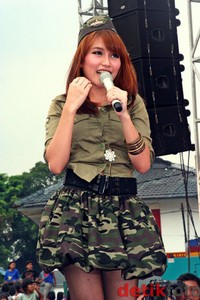 Gaya army ala Ayu Ting Ting. (detikHOT)