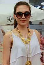 Olivia Jensen Eksis Berkalung Emas